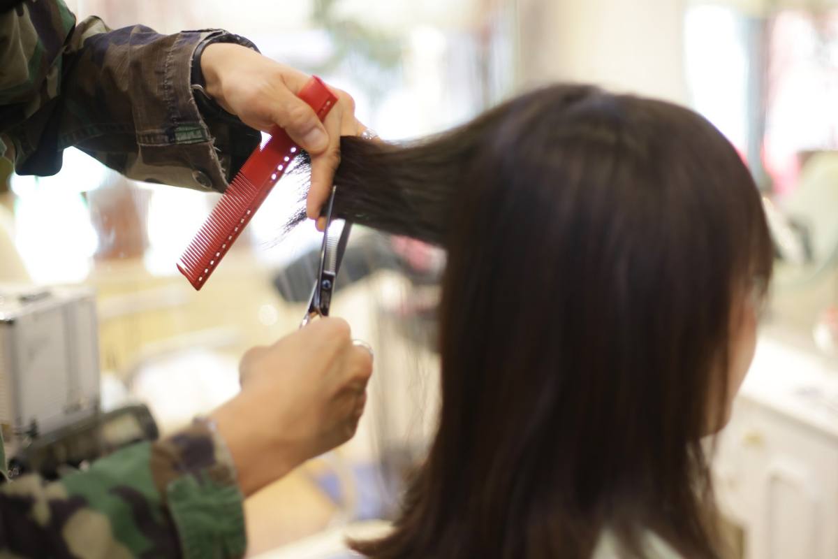 Per far crescere i capelli velocemente, devi tagliarli solo in questi giorni