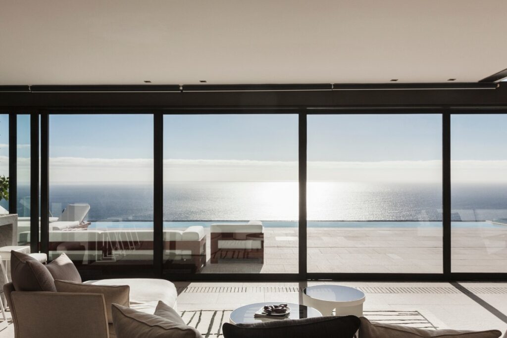 Casa moderna con ampia vetrata sul mare.