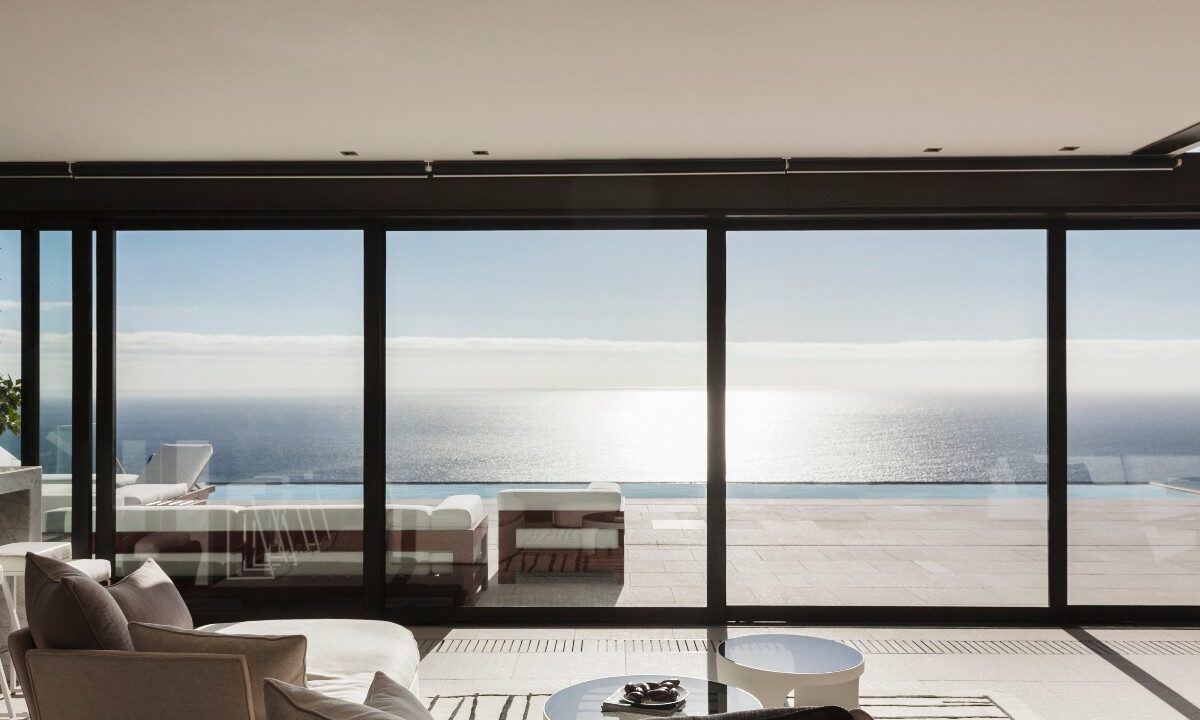 Casa moderna con ampia vetrata sul mare.