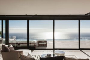 Casa moderna con ampia vetrata sul mare.