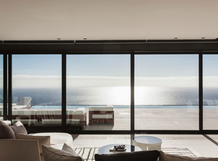 Casa moderna con ampia vetrata sul mare.