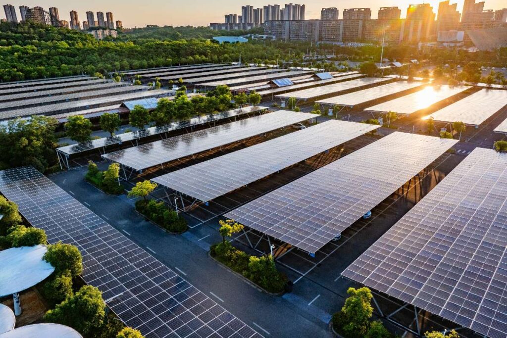 Parcheggio con sistema di tettoie fotovoltaiche.