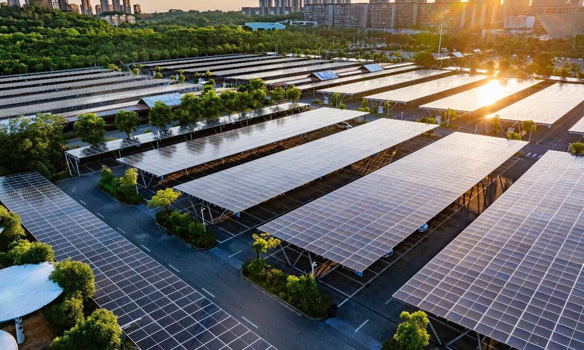 Parcheggio con sistema di tettoie fotovoltaiche.