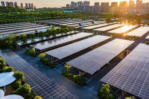 Parcheggio con sistema di tettoie fotovoltaiche.