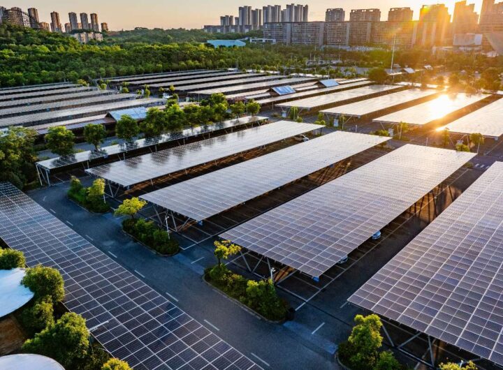 Parcheggio con sistema di tettoie fotovoltaiche.