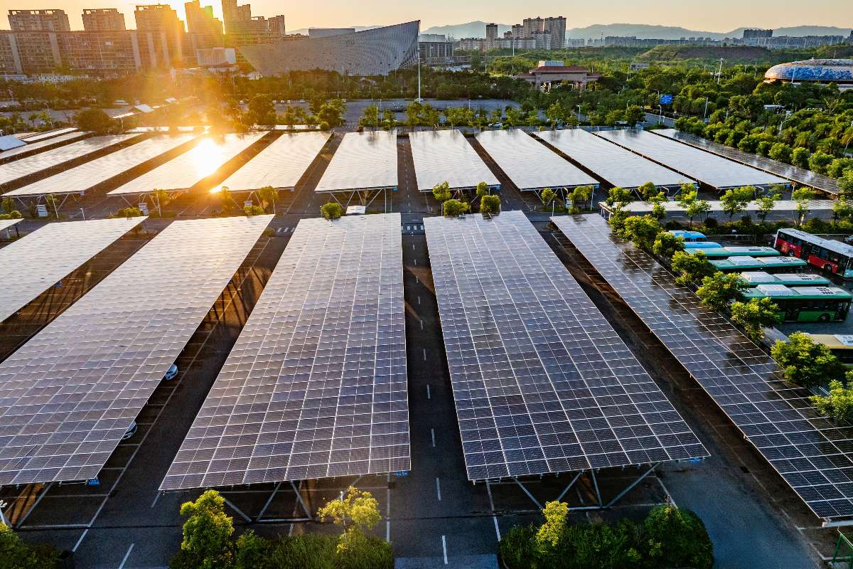 Tettoie per auto con pannelli fotovoltaici in un parcheggio.