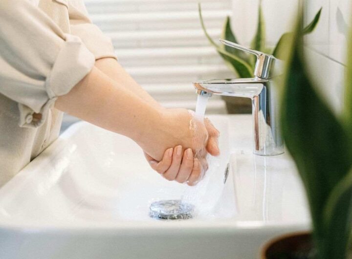 lavare mani acqua calda pericolo