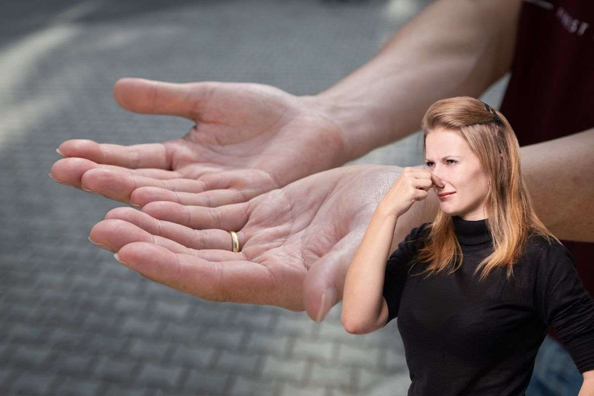 mani cattivo odore rimedio