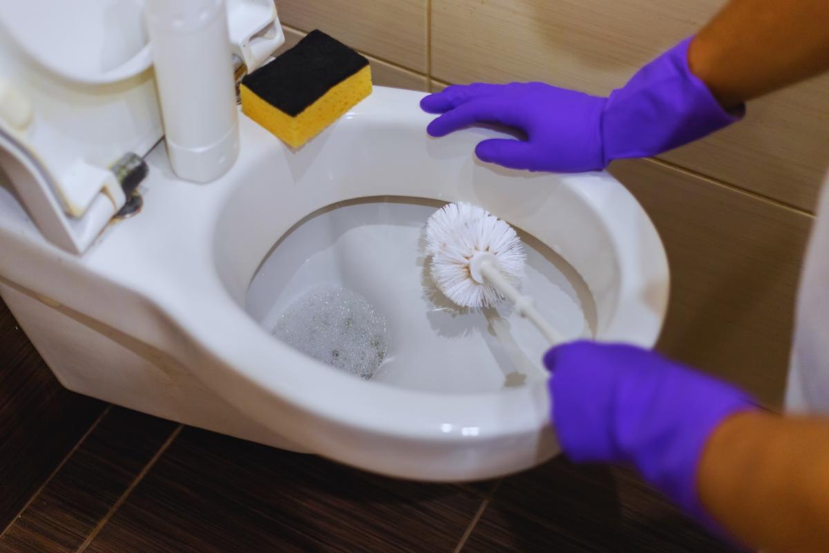 Ma lavi ancora il wc con i detersivi? in realtà basta un bicchiere