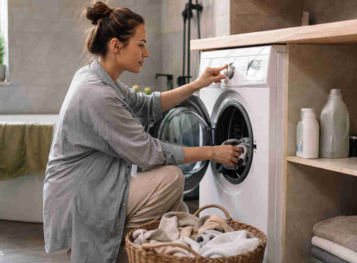 Ragazza che fa il bucato con un lavaggio veloce alla lavatrice