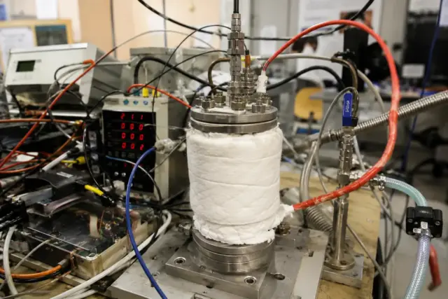 Banco di laboratorio con reattore e cablaggi
