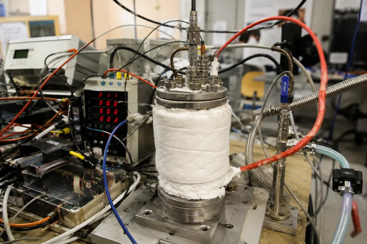 Banco di laboratorio con reattore e cablaggi