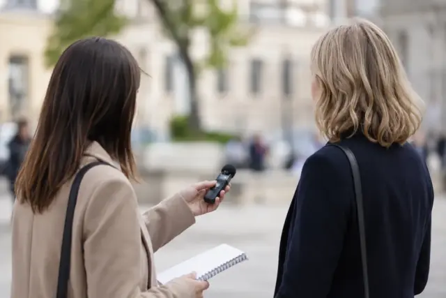 Intervista in una piazza cittadina
