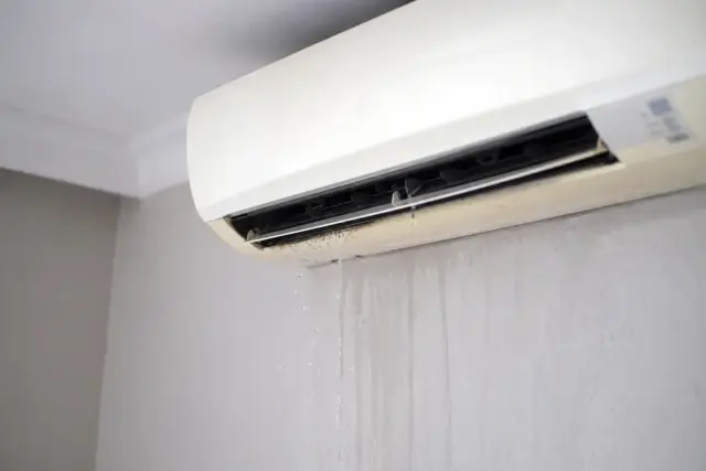 condizionatore puzza perde acqua
