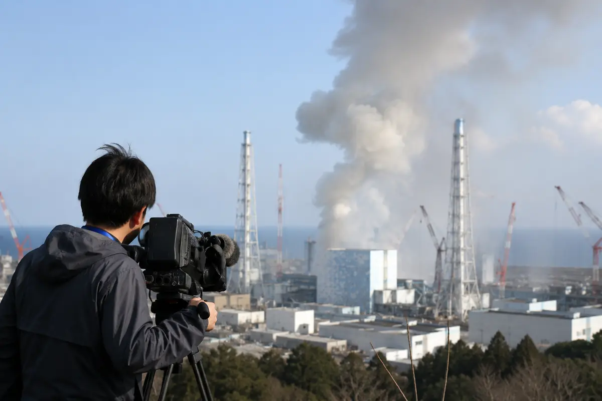 Operatore che riprende disastro nucleare
